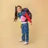 ERGOBAG Schulrucksack Set 6 tlg PACK - AmBärzonas Kind mit Schulranzen seitliche Ansicht