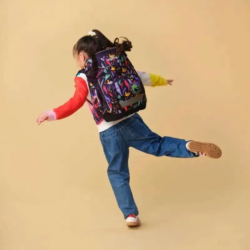ERGOBAG Schulrucksack Set 6 tlg PACK - AmBärzonas Kind mit Schulranzen Rückansicht