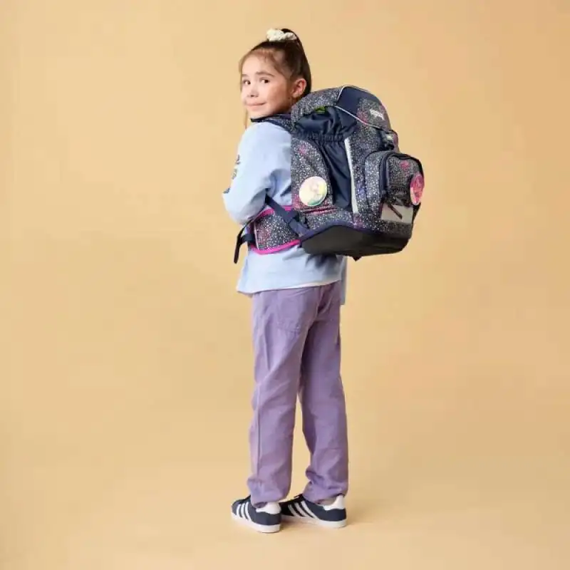 ERGOBAG Schulrucksack Set 6 tlg PACK - Bärlaxy Kind mit Schulranzen seitliche Rückansicht