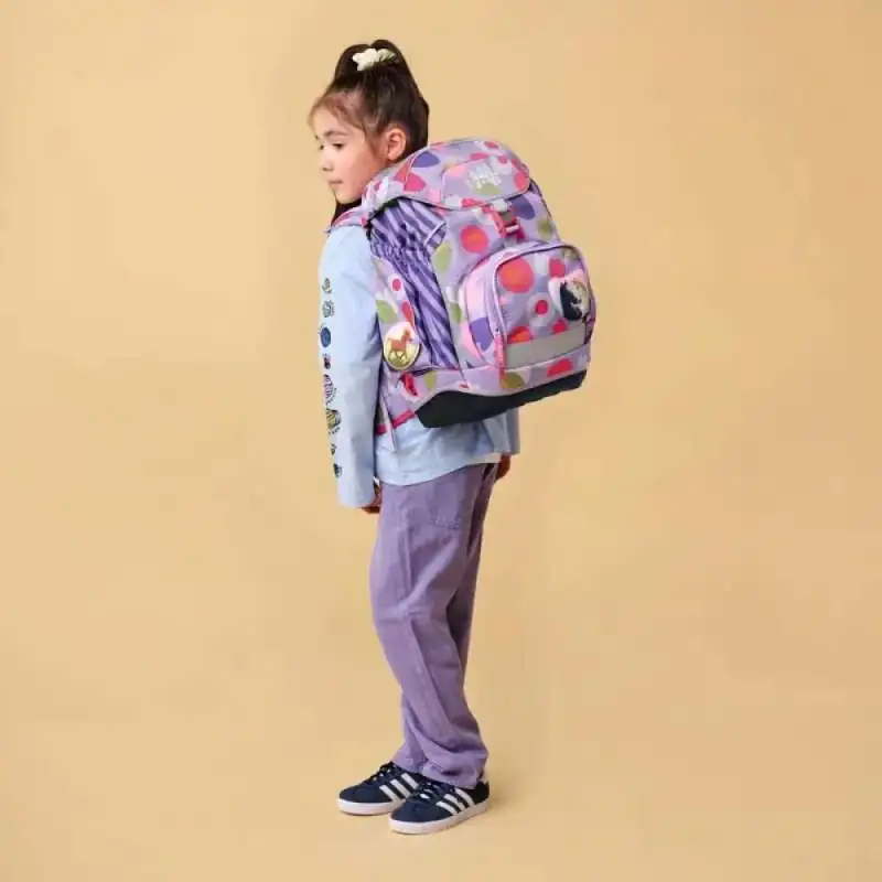 ERGOBAG Schulrucksack Set 6 tlg PACK - BlütenzauBär Kind mit Schulranzen Rückansicht