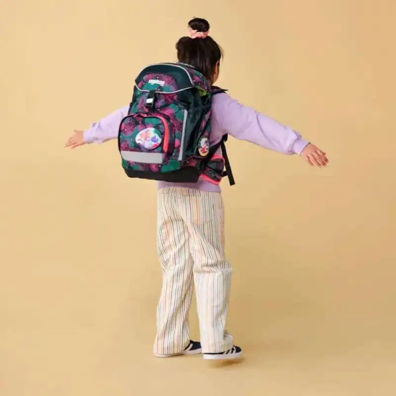 ERGOBAG Schulrucksack Set 6 tlg PACK - KorallBär Kind mit Schulranzen Rückansicht