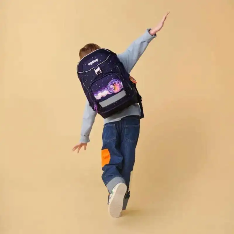 ERGOBAG Schulrucksack Set 6 tlg PACK - SternguckBär Kind mit Schulranzen Rückansicht