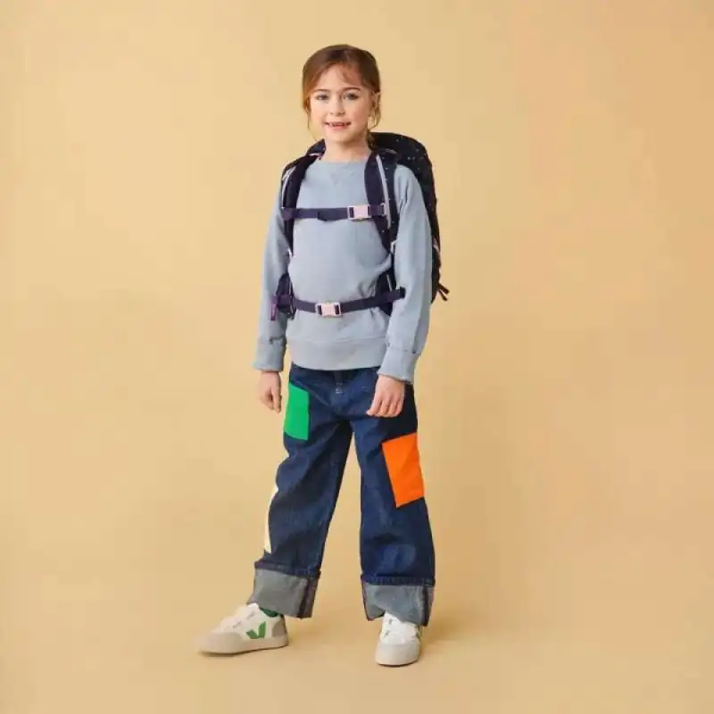 ERGOBAG Schulrucksack Set 6 tlg PACK - SternguckBär Kind mit Schulranzen Front