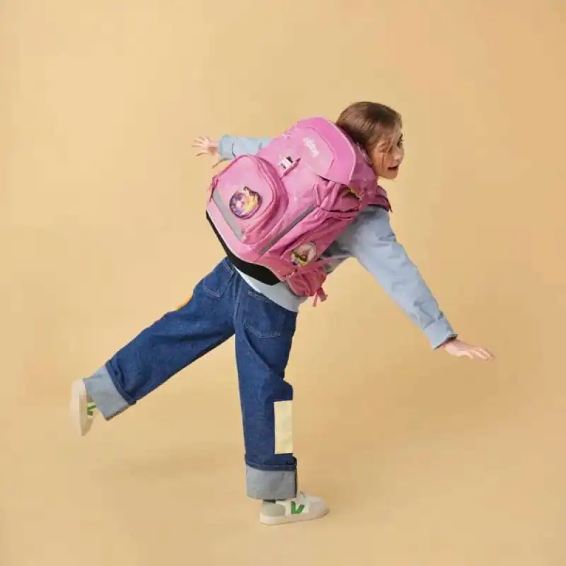 ERGOBAG Schulrucksack Set 6 tlg PACK - WolkenzauBär Kind mit Schulranzen Rückansicht