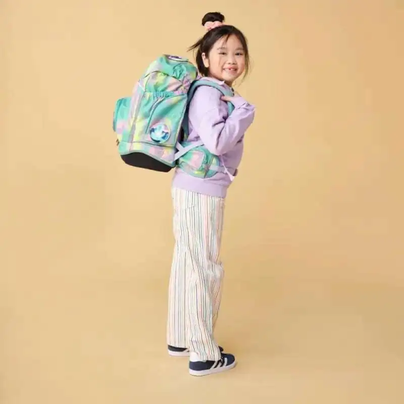 ERGOBAG Schulrucksack Set 6 tlg PACK - ZauBärwelt Kind mit Schulranzen seitliche Ansicht