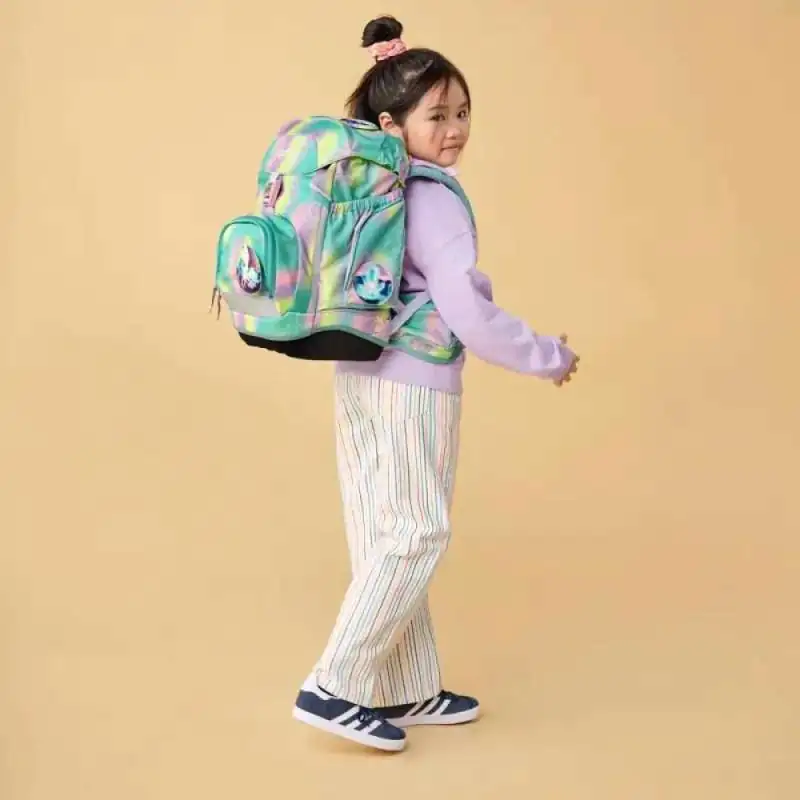ERGOBAG Schulrucksack Set 6 tlg PACK - ZauBärwelt Kind mit Schulranzen Rückansicht
