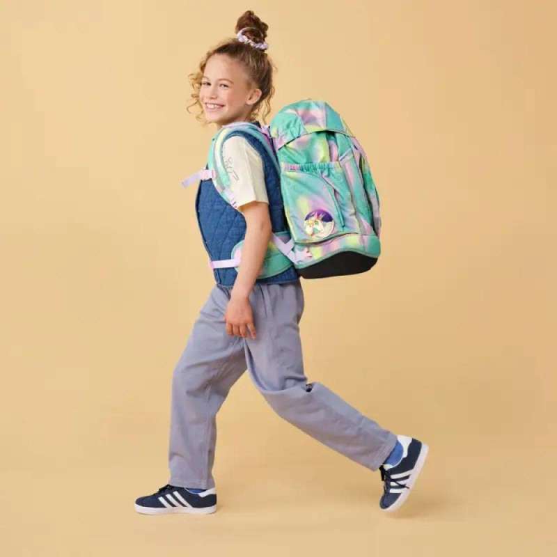 ERGOBAG Schulrucksack Set 6 tlg MAXI - ZauBärwelt Kind mit Schulranzen seitliche Ansicht