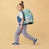 ERGOBAG Schulrucksack Set 6 tlg MAXI - ZauBärwelt Kind mit Schulranzen seitliche Ansicht