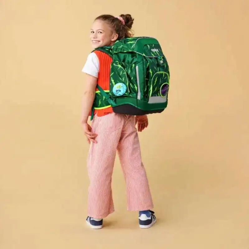 ERGOBAG Schulrucksack Set 6 tlg MAXI - Bärtastisch Kind mit Schulranzen Rückansicht