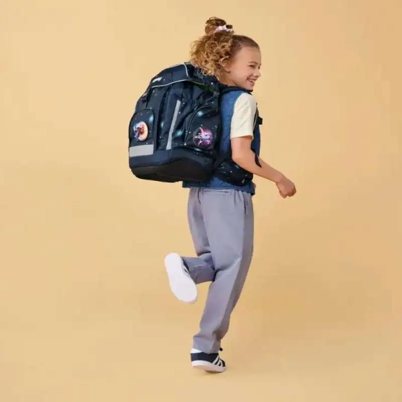 ERGOBAG Schulrucksack Set 6 tlg MAXI - KoBärnikus Kind mit Schulranzen Rückansicht