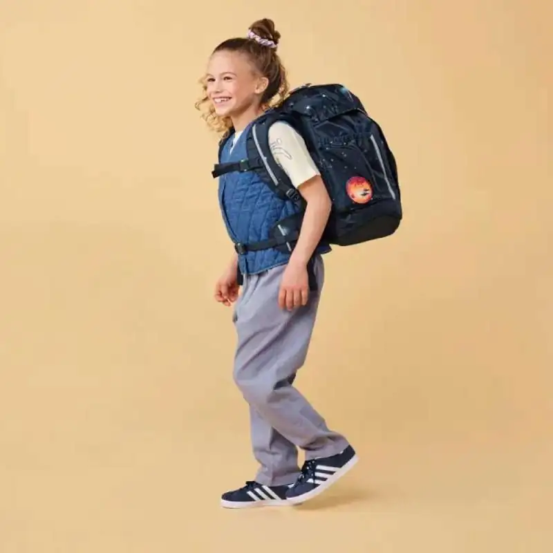 ERGOBAG Schulrucksack Set 6 tlg MAXI - KoBärnikus Kind mit Schulranzen seitliche Ansicht