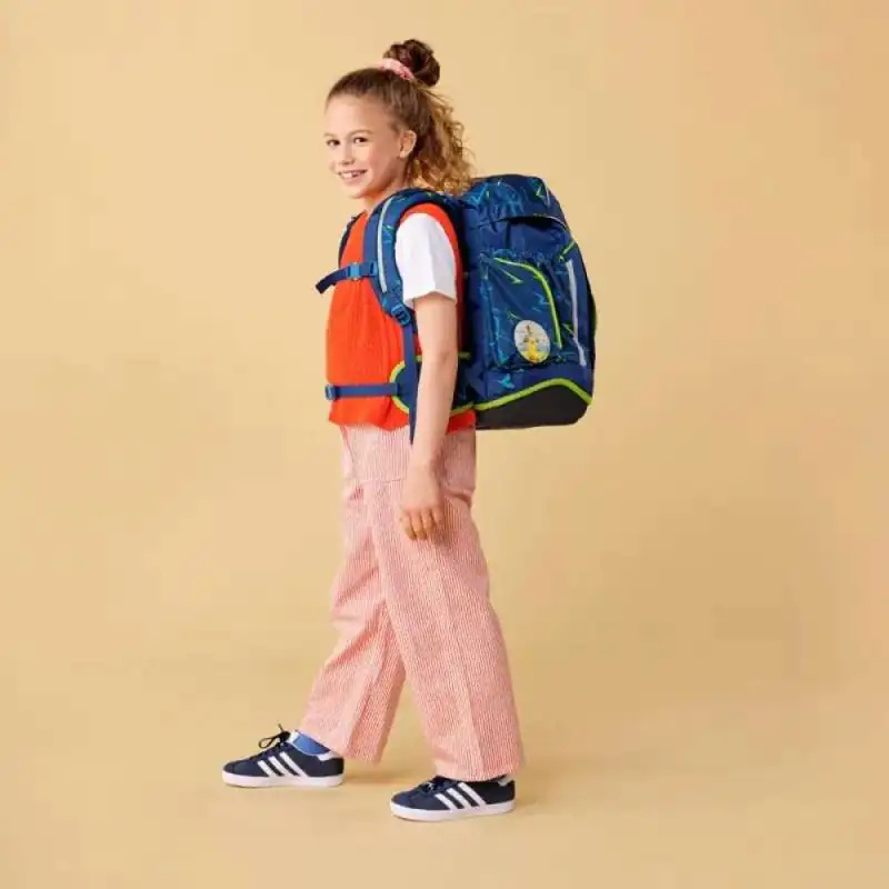 ERGOBAG Schulrucksack Set 6 tlg MAXI - SpitzenreitBär Kind mit Schulranzen seitliche Ansicht