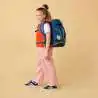 ERGOBAG Schulrucksack Set 6 tlg MAXI - SpitzenreitBär Kind mit Schulranzen seitliche Ansicht
