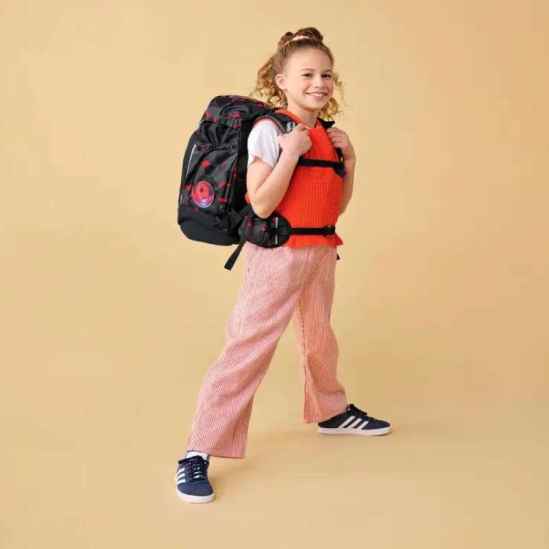 ERGOBAG Schulrucksack Set 6 tlg MAXI - TaekBärdo Kind mit Schulranzen seitliche Ansicht