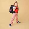 ERGOBAG Schulrucksack Set 6 tlg MAXI - TaekBärdo Kind mit Schulranzen seitliche Ansicht