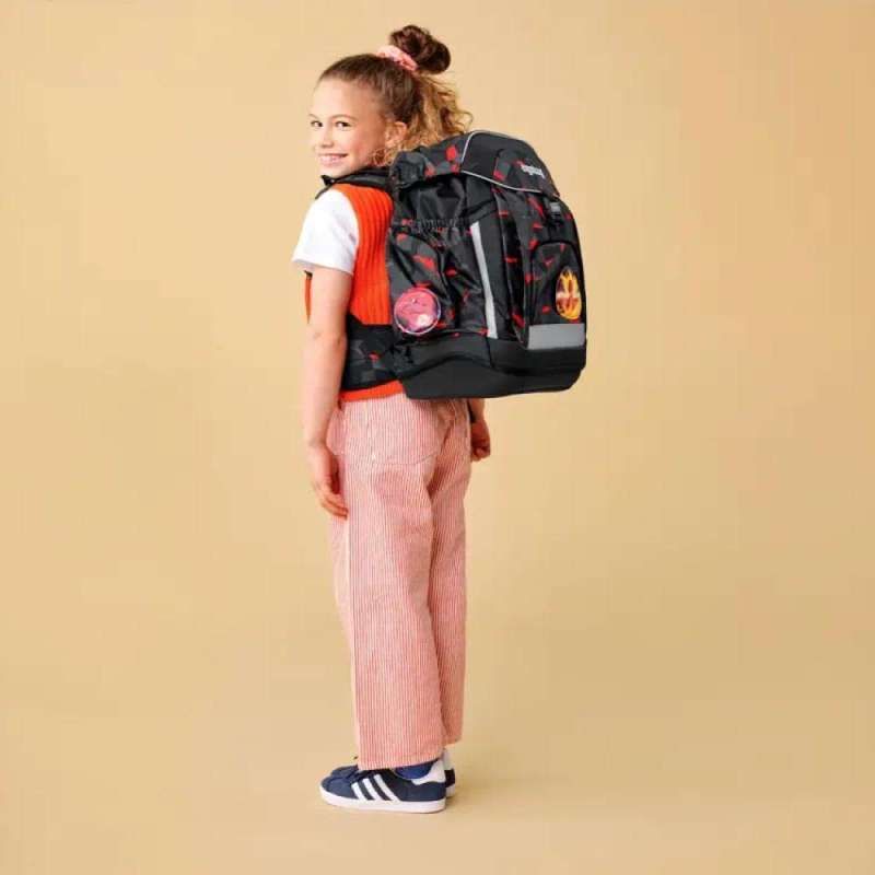 ERGOBAG Schulrucksack Set 6 tlg MAXI - TaekBärdo Kind mit Schulranzen Rückansicht