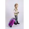 SCOOLI Kinderkoffer Trolley 16' - Rainbow High Kind mit Kinderkoffer seitliche Ansicht