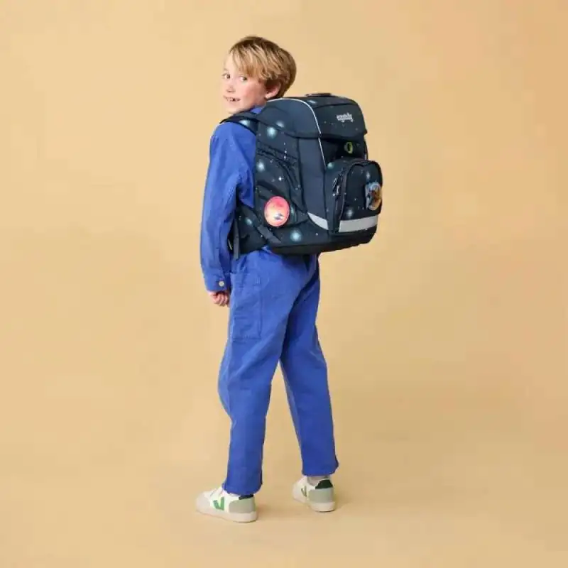ERGOBAG Schulranzen Set 5 tlg CUBO - KoBärnikus Kind mit Schulranzen Rückansicht