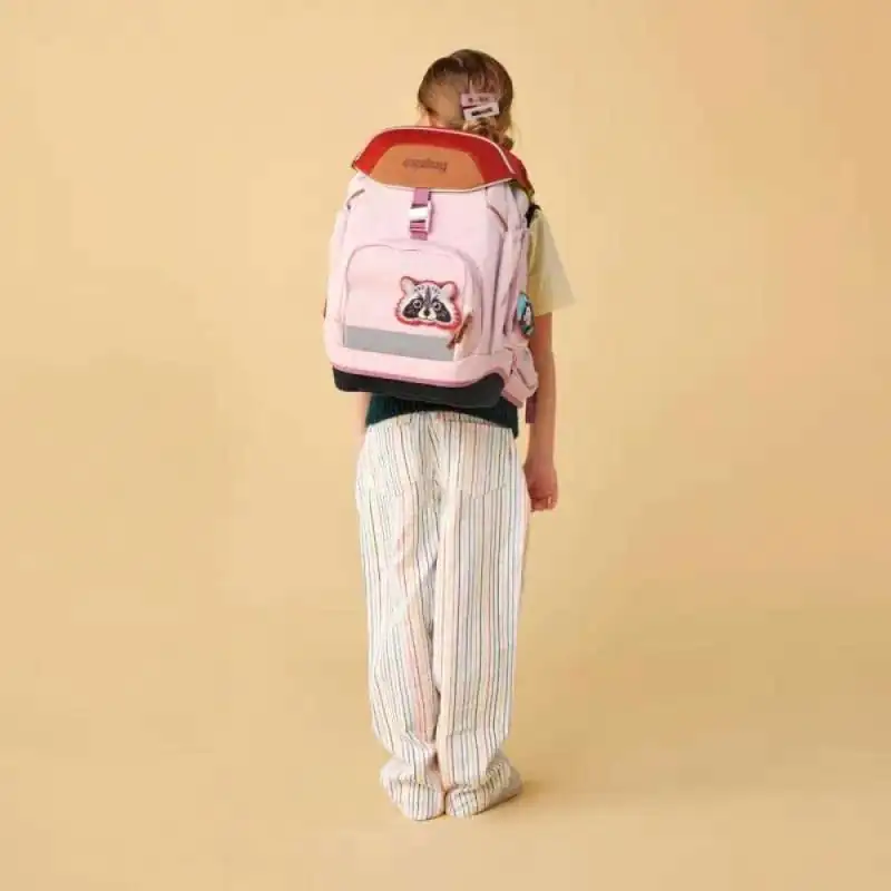 ERGOBAG Schulrucksack Set 6 tlg PACK - PfadfindBär Kind mit Schulranzen Rückansicht
