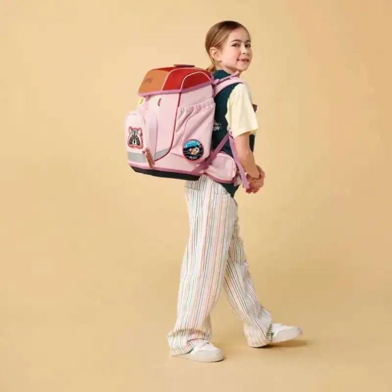 ERGOBAG Schulranzen Set 5 tlg CUBO - PfadfindBär Kind mit Schulranzen seitliche Front