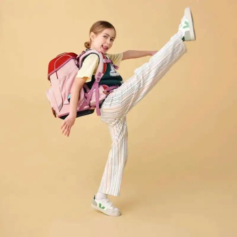 ERGOBAG Schulranzen Set 5 tlg CUBO - PfadfindBär Kind mit Schulranzen seitlich