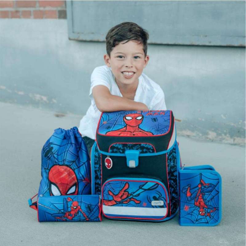 SCOOLI Schulranzen Set EasyFit 5 tlg - Spider Man Kind mit Schulranzen sitzend