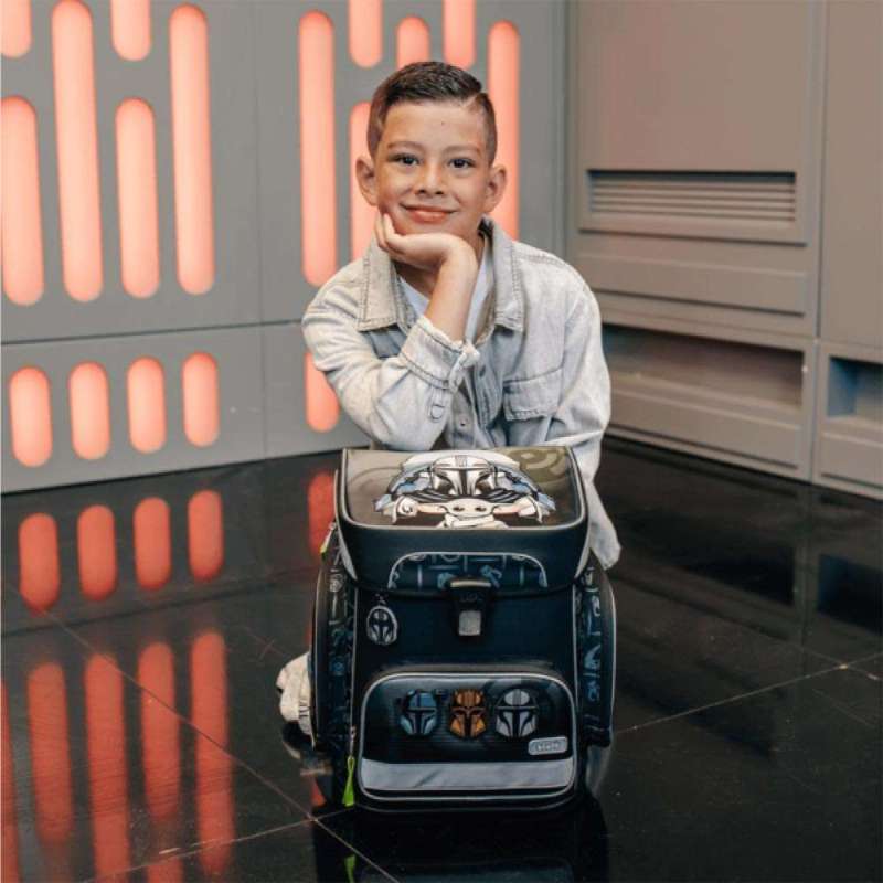 SCOOLI Schulranzen Set EasyFit 5 tlg - Star Wars Kind mit Schulranzen sitzend Front