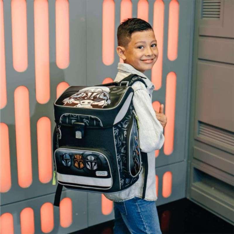 SCOOLI Schulranzen Set EasyFit 5 tlg - Star Wars Kind mit Schulranzen seitliche Rückansicht