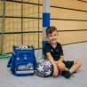 SCOOLI Schulranzen Set EasyFit 5 tlg - Team Player Kind mit Schulranzen sitzend
