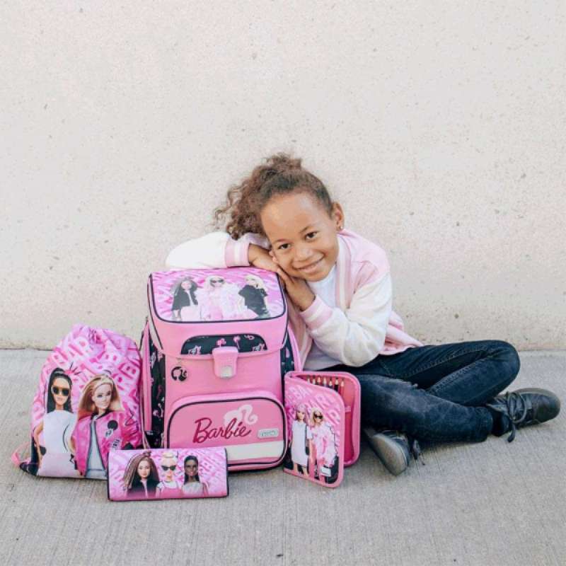 SCOOLI Schulranzen Set EasyFit 5 tlg - Barbie Kind mit Schulranzen sitzend