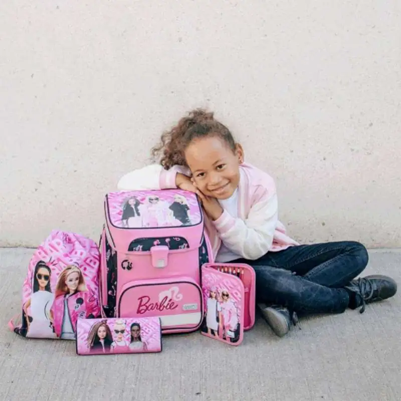 SCOOLI Schulranzen Set EasyFit 5 tlg - Barbie Kind mit Schulranzen sitzend